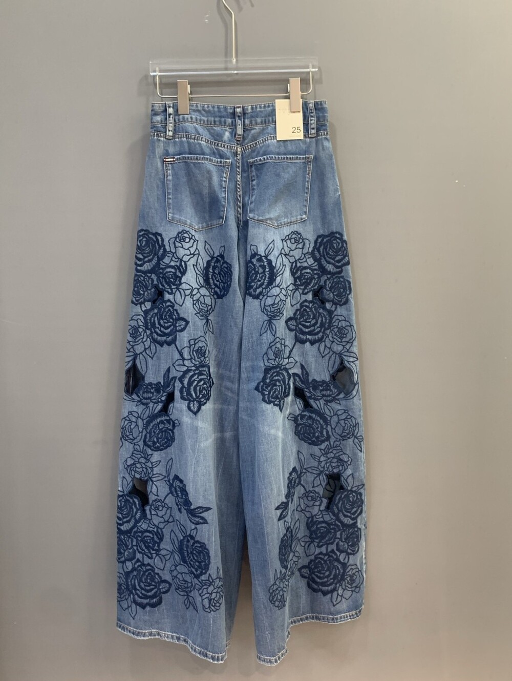 Alice + Olivia SIDNEY LASER-CUT JEAN - Picture 14 of 16